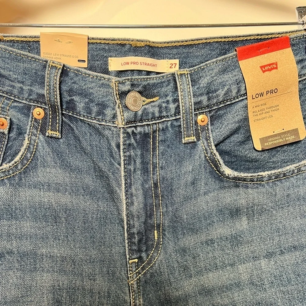 NWT Levi's Low Pro Distressed Jeans, Size 27